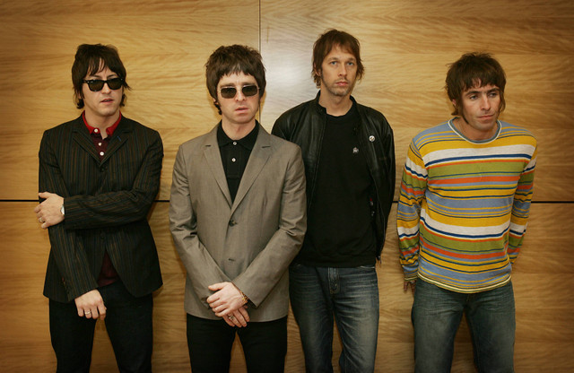 Anggota band Oasis, Gem, Noel Gallagher, Andy Bell dan Liam Gallagher mengadakan sesi foto di Hong Kong pada 25 Februari 2006. Foto: MIKE CLARKE / AFP