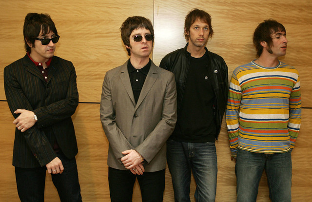 Anggota band Oasis, Gem, Noel Gallagher, Andy Bell dan Liam Gallagher mengadakan sesi foto di Hong Kong pada 25 Februari 2006. Foto: MIKE CLARKE / AFP