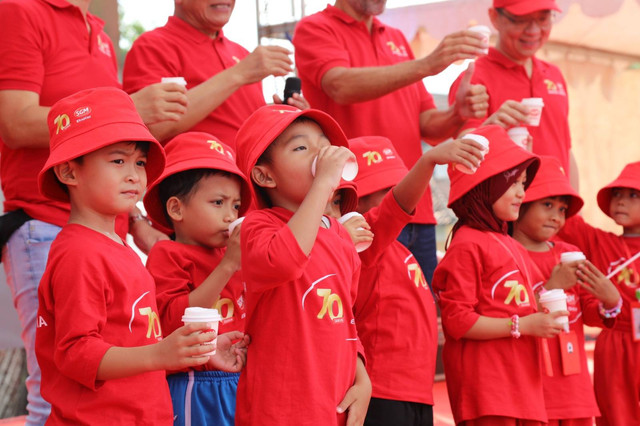 Minum susu serentak di 70 tahun SGM Foto: Dok. SGM Eksplor