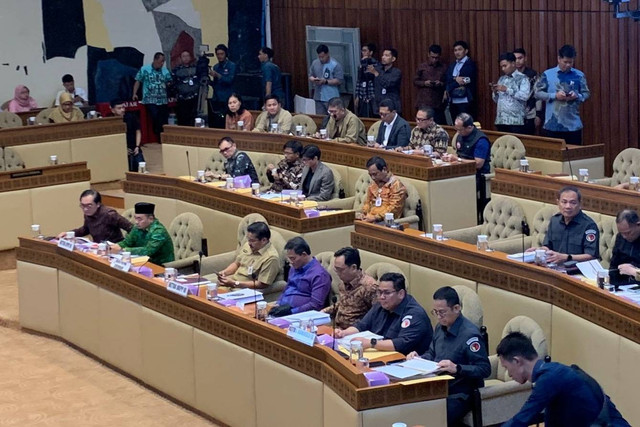 Suasana Rapat Dengar Pendapat (RDP) Komisi II bersama KPU, Bawaslu, DKPP dan Kemendagri di kompleks DPR RI, Senayan, Jakarta pada Senin (26/8/2024). Foto: Luthfi Humam/kumparan