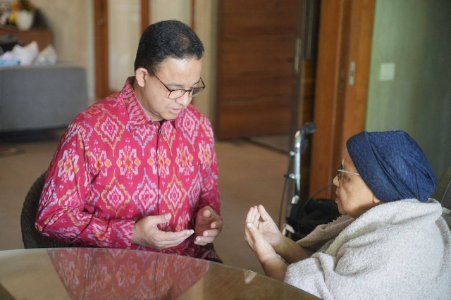 Anies Baswedan mengenakan baju tenun berwarna merah saat akan berangkat dari kediamannya di Lebak Bulus, Cilandak, Jakarta Selatan. Foto: Dok. Istimewa