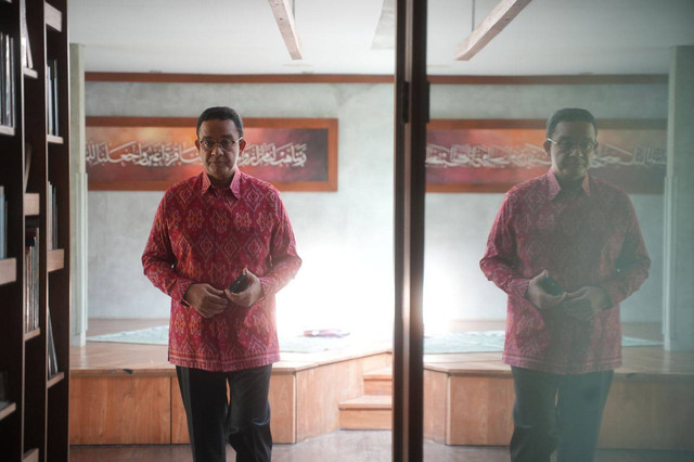 Anies Baswedan mengenakan baju tenun berwarna merah saat akan berangkat dari kediamannya di Lebak Bulus, Cilandak, Jakarta Selatan. Foto: Dok. Istimewa