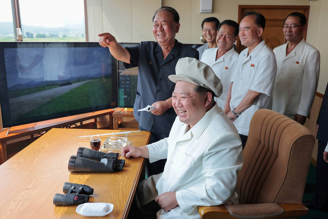 Pemimpin Korea Utara Kim Jong-un meninjau uji coba drone bunuh diri di Institut Pesawat Nirawak Akademi Ilmu Pertahanan Korea Utara. Foto: KCNA/via REUTERS