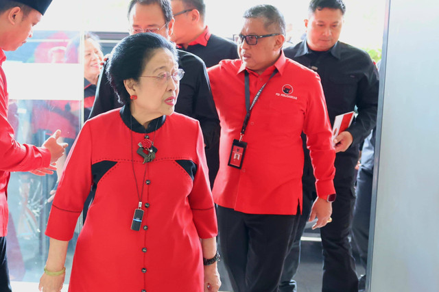 Ketum PDIP Megawati Soekarnoputri tiba untuk mengumumkan dukungan ke calon kepala daerah gelombang 3 di Kantor DPP PDIP, Jakarta, Senin (26/8/2024). Foto: PDIP