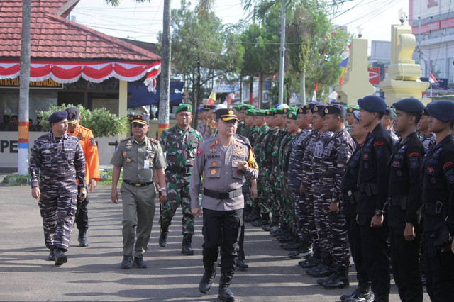 Kapolre Ketapang, AKBP Tommy Ferdian saat memimpin Apel Gelar Pasukan Operasi Mantap Praja 2024. Foto: Dok. Polres Ketapang