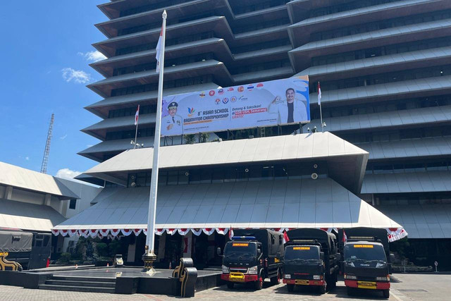 Kendaraan polisi berjaga di Kantor Gubernur Jawa Tengah, Senin (26/8/2024). Foto: Intan Alliva Khansa/kumparan