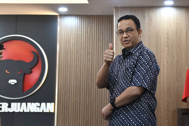 Anies Baswedan menyapa wartawan saat mengunjungi kantor DPD PDIP, Cakung, Jakarta Timur, Sabtu (24/8/2024). Foto: Fakhri Hermansyah/ANTARA FOTO