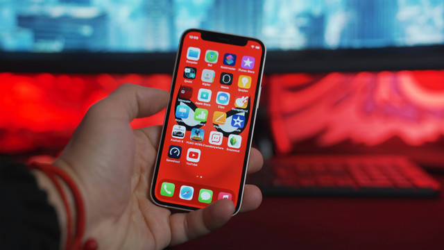 iPhone 12 adalah salah satu ponsel yang sangat diminati sejak dirilis pada tahun 2020. Foto: Unsplash.cpom