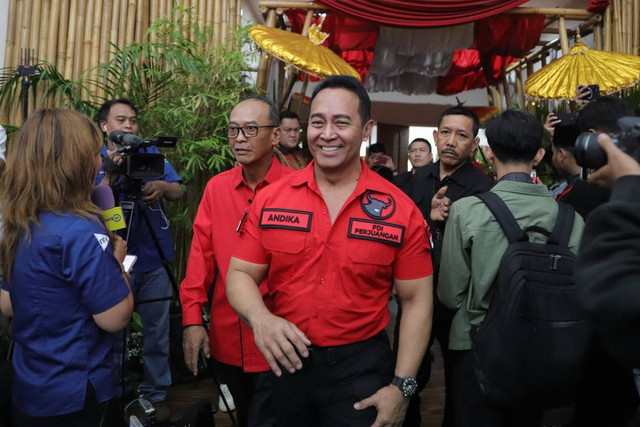 Andika Perkasa tiba di Kantor DPP PDIP, Jakarta, Senin (26/8/2024). Foto: Syawal Darisman/kumparan