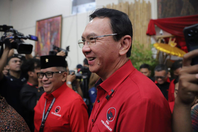 Basuki Tjahaja Purnama (Ahok) tiba di Kantor DPP PDIP, Jakarta, Senin (26/8/2024). Foto: Syawal Darisman/kumparan