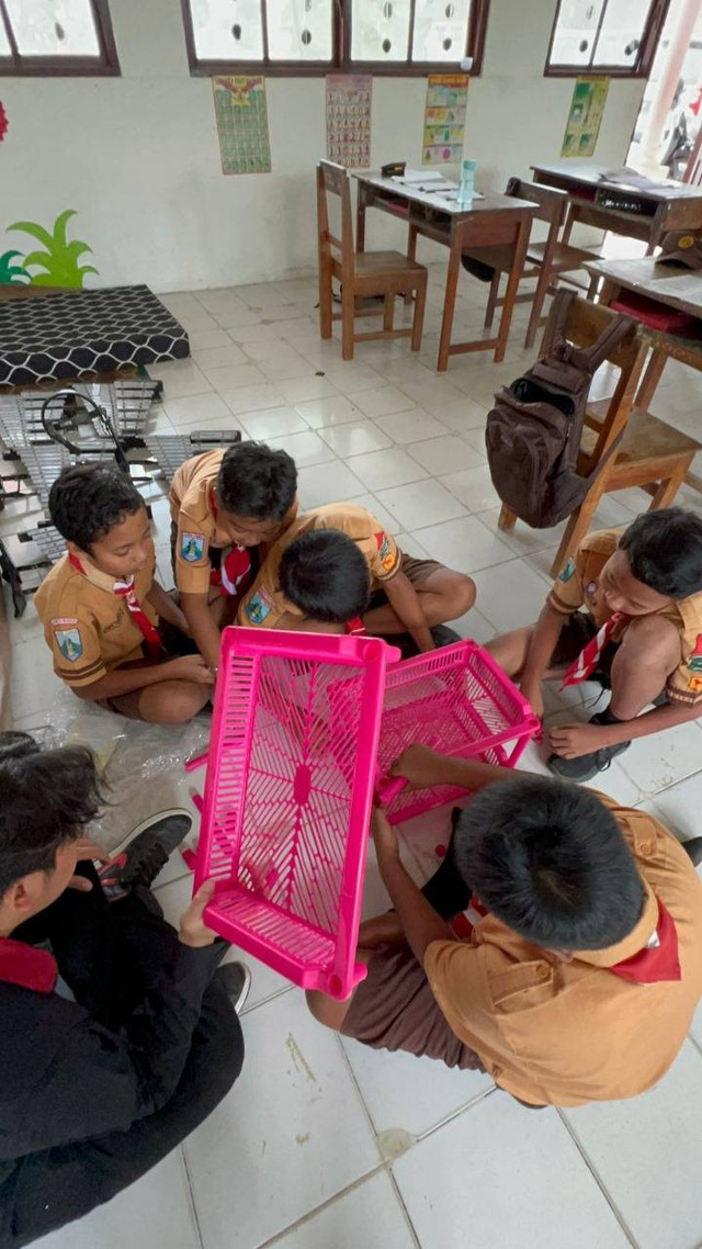 pembuatan rak buku bersama Siswa SD 1 Negri Ringintelu