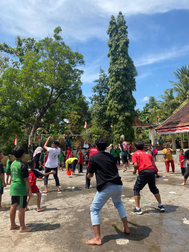 Lomba estafet air bersama bapak/ibu guru SDN 3 Pucanganom