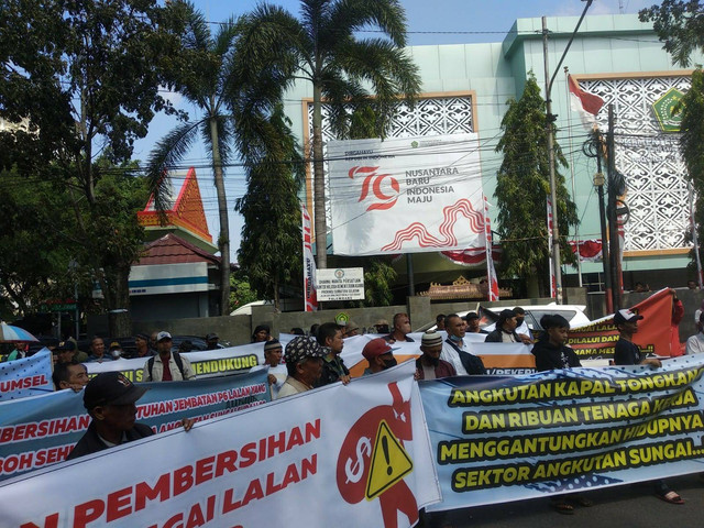 Suasana warga Lalan, Muba saat demo di depan kantor Pemprov Sumsel, Foto : Ist