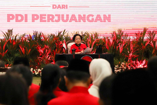 Ketum PDIP Megawati Soekarnoputri memberikan pidato usai menyerahkan SK Rekomendasi kepada cakada untuk maju Pilkada 2024 di Kantor DPP PDIP, Jakarta, Senin (26/8/2024). Foto: Syawal Darisman/kumparan