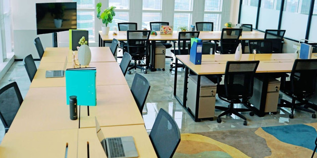 Foto : GoWork Suasana private working space dari GoWork di Surabaya.