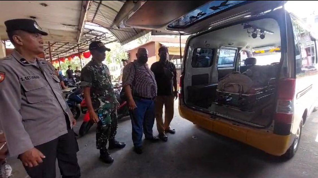 Mayat pria yang ditemukan meninggal di kamar hotel saat dibawa ambulans. Foto: Dok. Hi!Pontianak