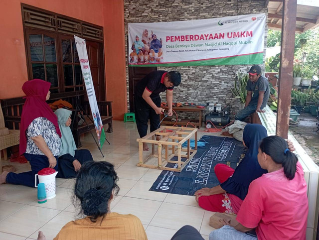 Kegiatan pelatihan yang dilakukan pada Kamis (22/08/2024) ini diikuti oleh masyarakat Desa Dawuan Barat mulai dari Pemuda sampai ibu-ibu.