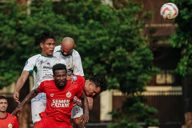 Semen Padang melawan PSS Sleman pada pertandingan Liga 1 di Stadion PTIK, Jakarta, Senin (26/8/2024). Foto: Instagram / @pssleman