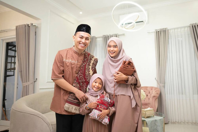 Ilustrasi keluarga akan melaksanakan salat. Foto: Shutterstock