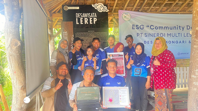 Mahasiswa KKN Tematik Undip memberikan buku panduan SOP Keselamatan Wisatawan dan Mitigasi Bencana Gunung Berapi untukDesa Lerep. (Dokumen Pribadi, 2024)