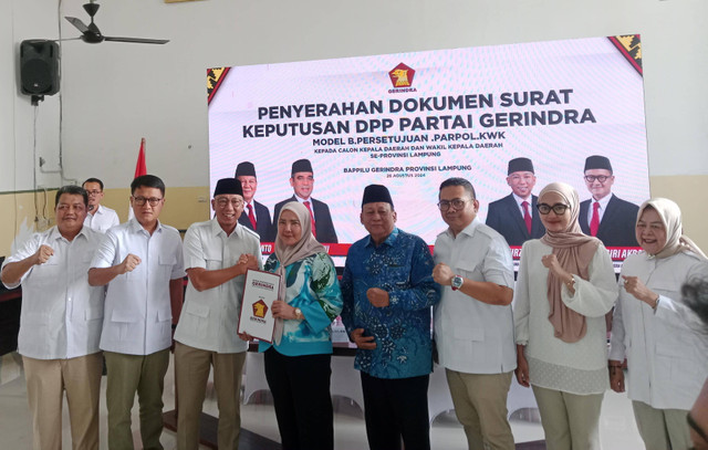 Penyerahan surat rekomendasi persetujuan B. partai politik KWK oleh DPD Partai Gerindra Lampung Rahmat Mirzani Djausal kepada petahana Walikota dan Wakil Walikota Bandar Lampung, Eva Dwiana dan Deddy Amarullah | Foto : Eka Febriani / Lampung Geh