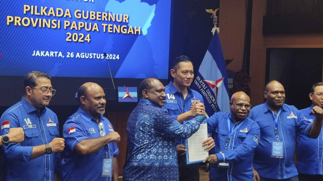 Ketua Umum Demokrat, Agus Harimurti Yudhoyono, saat memberi surat rekomendasi untuk Willem Wandik dan Aloysius Giyai di Pilgub Papua Tengah di Kantor DPP Demokrat. Foto: Rachmadi Rasyad/kumparan