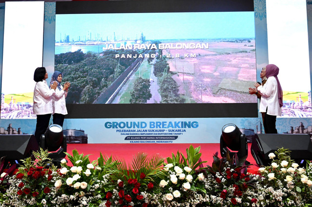 Bupati Indramayu Nina Agustina (kedua kanan) bersama Direktur Utama Pertamina Nicke Widyawati (kanan), Komisaris PT KPI Agustina Milurbaningsih (kiri) dan Direktur SDM & Penunjang Bisnis PT KPI Tenny Elfrida (kedua kiri) melakukan seremoni acara Groundbreaking Buffer Zone Peleberan Jalan Sukaurip-Sukareja dalam rangka Implementasi Bufferzone Tahap I PT Kilang Pertamina Internasional, Kilang Balongan, Indramayu, Jawa Barat. Senin (26/08/2024). Foto: Dok. Pertamina