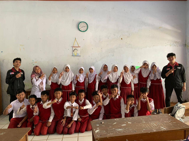 doumentasi bersama wali kelas dan para siswa