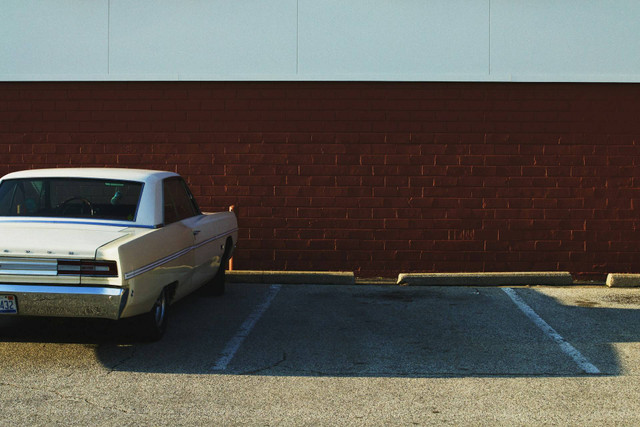 tempat parkir motor di Blok M., Foto hanya ilustrasi, bukan tempat sebenarnya. Sumber: Unsplash/bri tucker