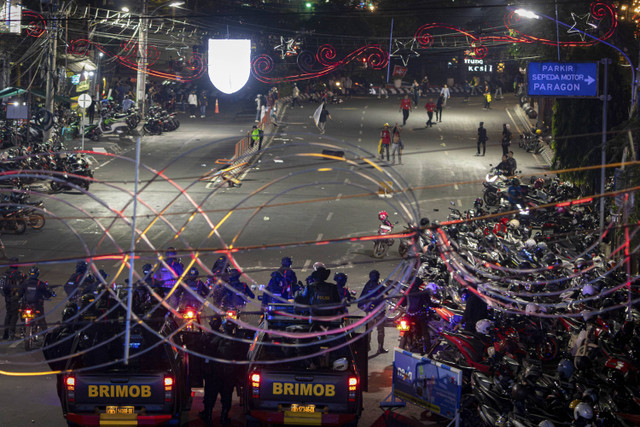 Sejumlah personel kepolisian melakukan barikade pembubaran unjuk rasa mahasiswa di Jalan Pahlawan, Kota Semarang, Senin (26/8/2024). Foto: Aji Styawan/ANTARA FOTO 