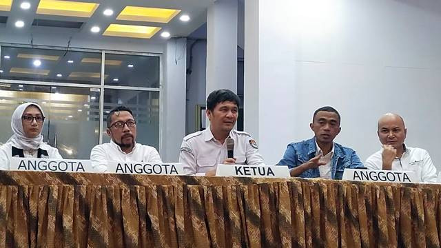 Lima anggota KPU Sulawesi Utara saat menggelar jumpa pers terkait pendaftaran pasangan calon Gubernur dan Wakil Gubernur Sulawesi Utara.