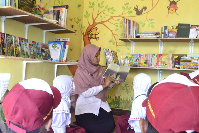 A Captivating Heaven: Pojok Baca Literatif Persembahan Kelompok 73 JANTRA UB 