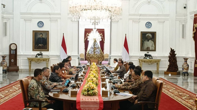 Presiden Joko Widodo menggelar rapat terbatas dengan jajaran menteri Kabinet Indonesia Maju di Istana Merdeka, Jakarta Pusat, Selasa (27/8/2024). Foto: Zamachsyari/kumparan