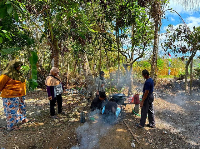 Pengolahan sampah plastik jadi bahan bakar minyak oleh KKN Universitas Ahmad Dahlan di Desa Keso (Dok. KKN Unit III.A.1 UAD)