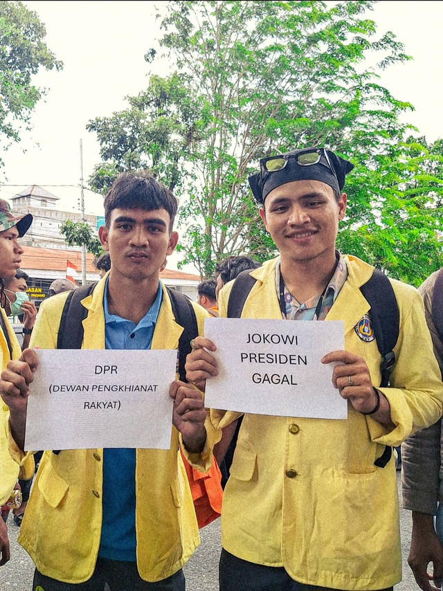 Dua mahasiswa menggugat DPR dan Jokowi dalam aksi penyelamatan demokrasi di Kota Padang. Foto: Syifa Azzahra.