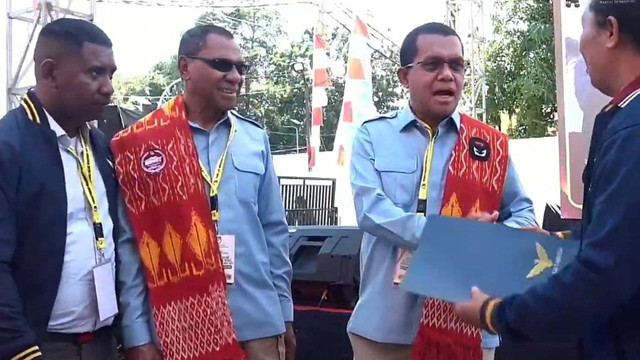 Cagub dan Cawagub Melki-Johny daftar Pilgub NTT ke KPUD NTT, Selasa (27/8/2024). Foto: Youtube/KPU NTT