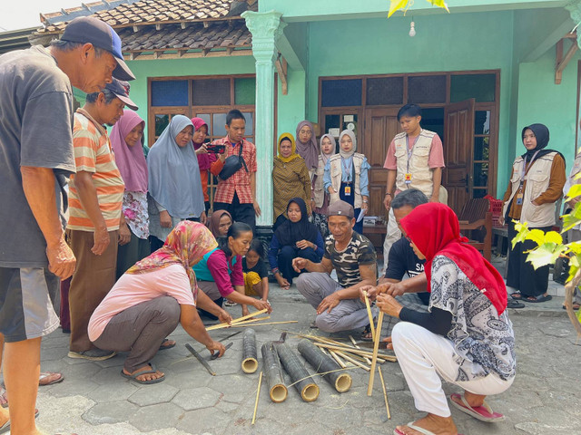 KKN Universitas Ahmad Dahlan (UAD) Gelar Pelatihan Pembuatan Kipas Tangan dari Bambu untuk Lansia (Dok. Istimewa)