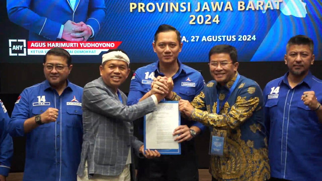 Cagub dan Cawagub Jawa Barat Dedy Mulyadi dan Erwan Setiawan menerima SK rekomendasi Pilkada Jabar 2024 dari Partai Demokrat di DPP Partai Demokrat, Jakarta, Selasa (27/8/2024). Foto: YouTube/Partai Demokrat