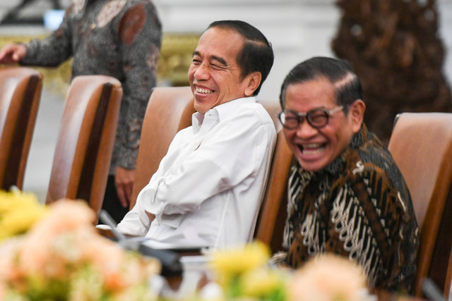 Presiden Joko Widodo (kiri) didampingi Sekretaris Kabinet Pramono Anung bersiap memimpin rapat terbatas di Istana Merdeka, Jakarta, Selasa (27/8/2024). Foto: Hafidz Mubarak A/ ANTARA FOTO