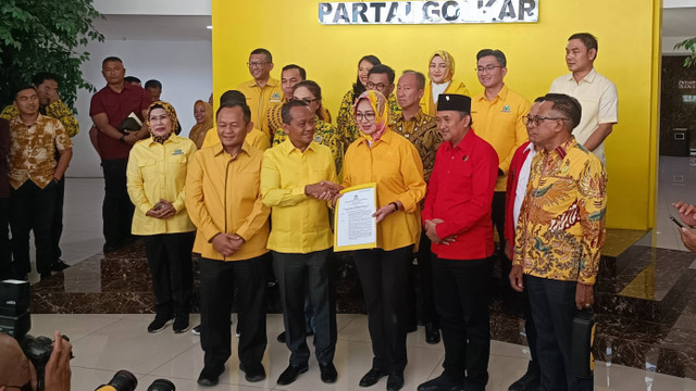 Ketua Umum Partai Golkar Bahlil Lahadalia menyerahkan SK Rekomendasi untuk Pilgub Banten 2024 kepada Cagub Airin Rachmi Diany dan Cawagub Ade Sumardi di DPP Partai Golkar, Jakarta, Selasa (27/8/2024). Foto: Thomas Bosco/kumparan