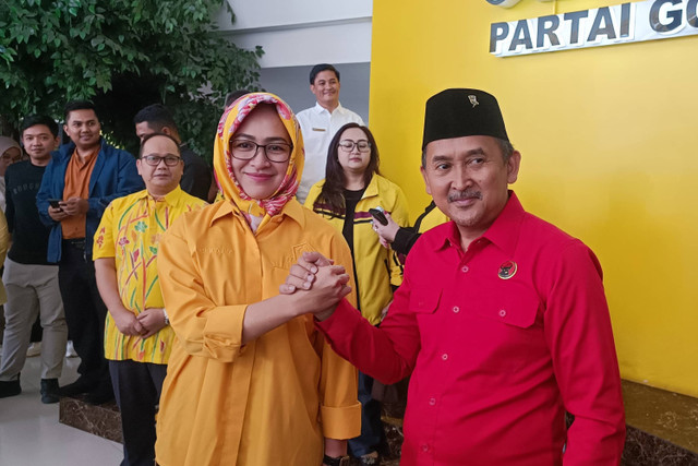 Cagub Airin Rachmi Diany dan Cawagub Ade Sumardi berjabat tangan usai menerima SK Rekomendasi dari Partai Golkar untuk Pilgub Banten 2024 di DPP Partai Golkar, Jakarta, Selasa (27/8/2024). Foto: Thomas Bosco/kumparan