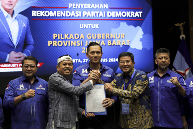 Cagub dan Cawagub Jawa Barat Dedi Mulyadi dan Erwan Setiawan menerima SK rekomendasi Pilkada Jabar 2024 dari Partai Demokrat di DPP Partai Demokrat, Jakarta, Selasa (27/8/2024). Foto: Syawal Darisman/kumparan