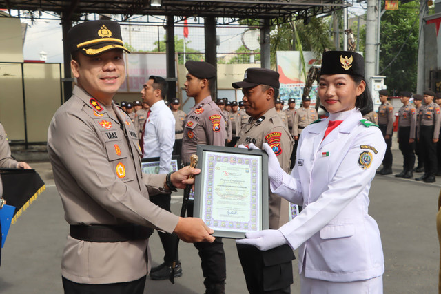 Kapolres Tulungagung Berikan Piagam Penghargaan Kepada Anggota Paskibraka