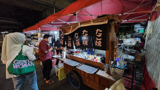 Suasana Asasuka Japanese Food, warung tenda masakan ala Jepang di jalan Fatmawari Raya, Jakarta Selatan (25/8/2024). Foto: Azalia Amadea/kumparan 