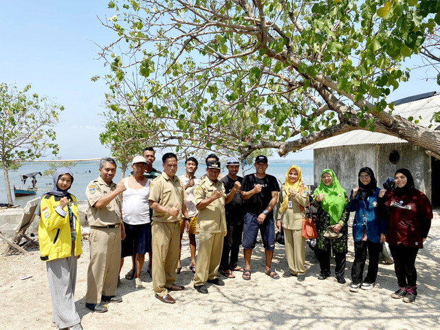 Pelaksanaan Pelatihan dan Transplantasi Lamun di Ujungpiring (Sumber: Dokumentasi Tim PPK ORMAWA SEACREST FPIK)