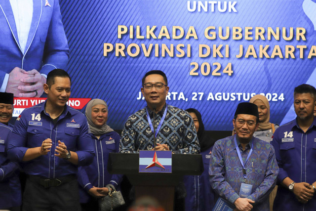 Pasangan Ridwan Kamil dan Suswono menerima SK rekomendasi Pilgub Jakarta 2024 dari Partai Demokrat di DPP Partai Demokrat, Jakarta, Selasa (27/8/2024). Foto: Syawal Darisman/kumparan