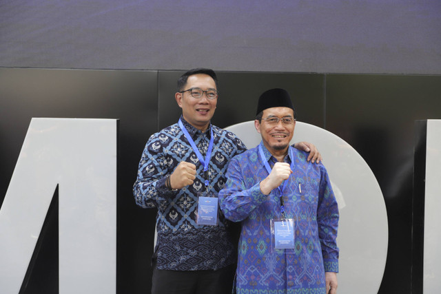 Pasangan Ridwan Kamil dan Suswono menerima SK rekomendasi Pilgub Jakarta 2024 dari Partai Demokrat di DPP Partai Demokrat, Jakarta, Selasa (27/8/2024). Foto: Syawal Darisman/kumparan