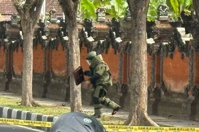 Jibom cek koper mencurigakan di sekitar Bandara I Gusti Ngurah Rai, Bali, Selasa (27/8/2024). Foto: Polres Bandara I Gusti Ngurah Rai