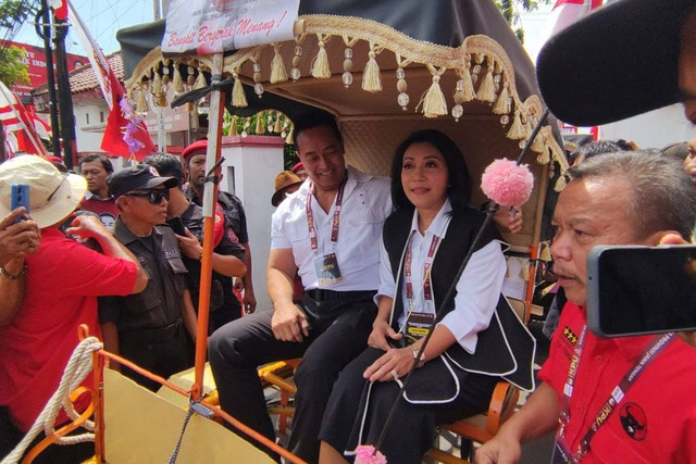 Cagub Andika Perkasa bersama istrinya bersiap mendaftar Pilgub Jateng 2024 ke Kantor KPU Provinsi Jawa Tengah di Semarang, Selasa (27/8/2024). Foto: Intan Alliva Khansa/kumparan