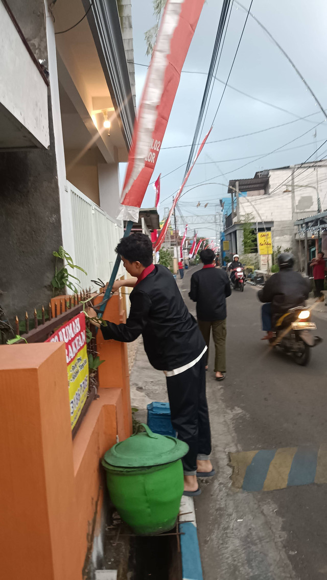 Memasang bendera merah putih di Dusun Jetak Lor 